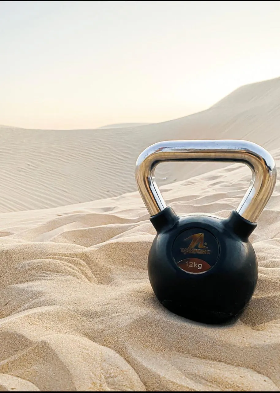 Pesa rusa sobre la arena del desierto al atardecer