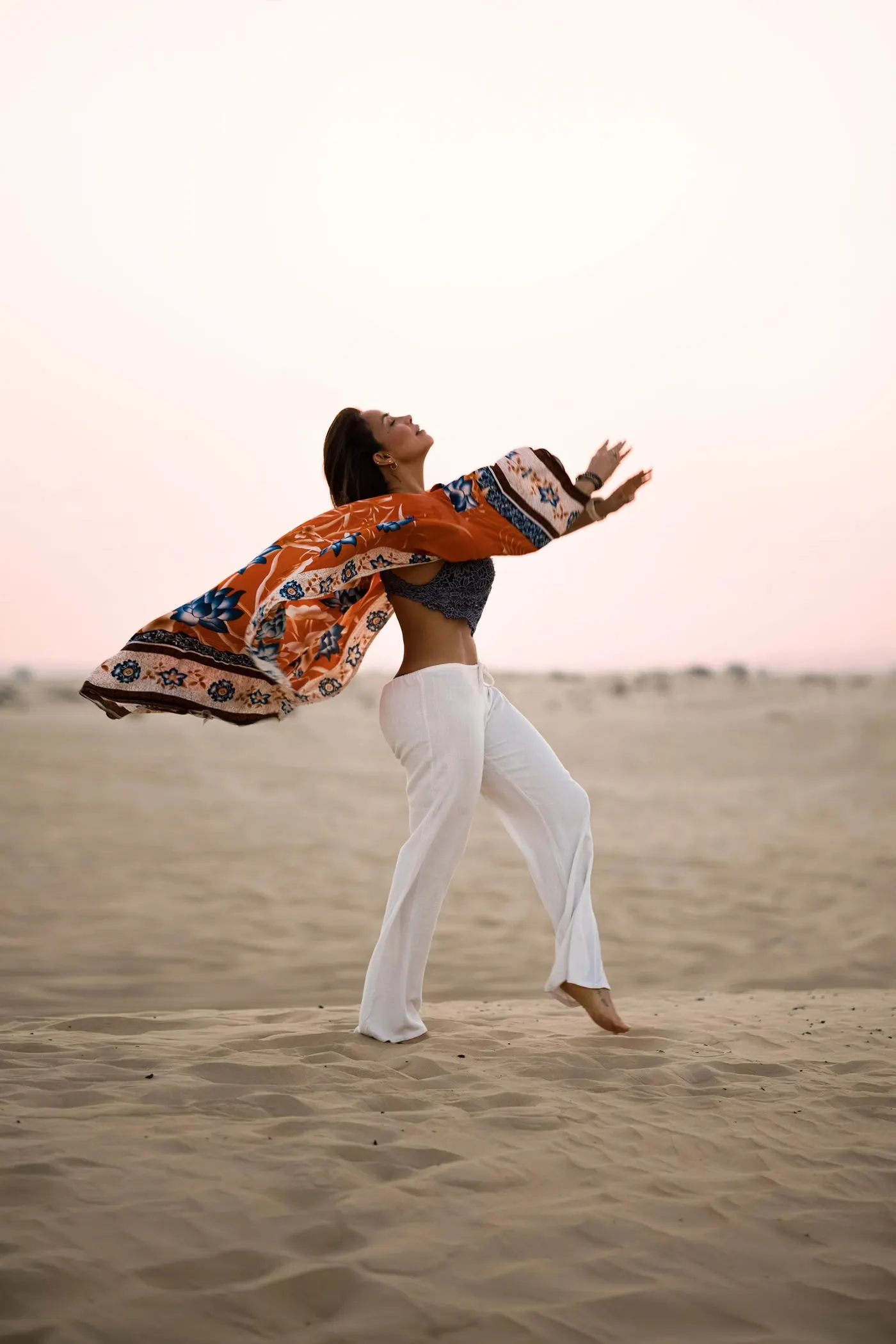 Ingrid G en movimiento libre en el desierto, con luz cálida